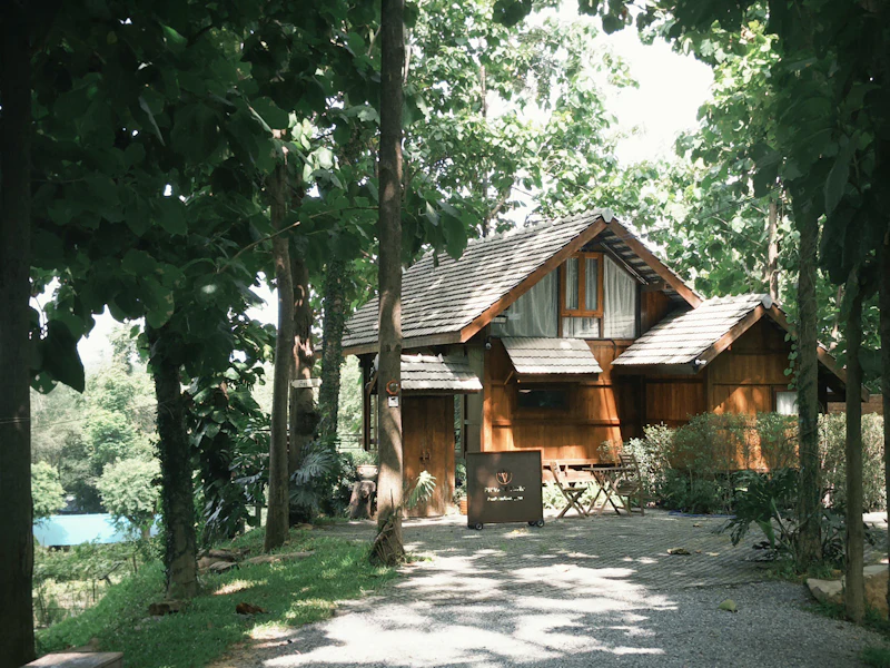 Maison en bois au milieu des arbres