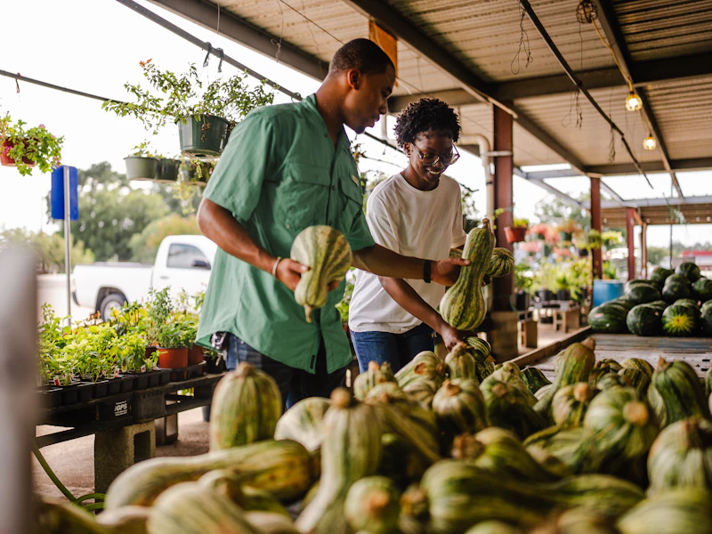 Producteurs et clients sur un marché de légumes